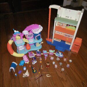 2 Young Children Disney Playsets Bluey / Junior T.O.T.S. / Moana Many Figurines!